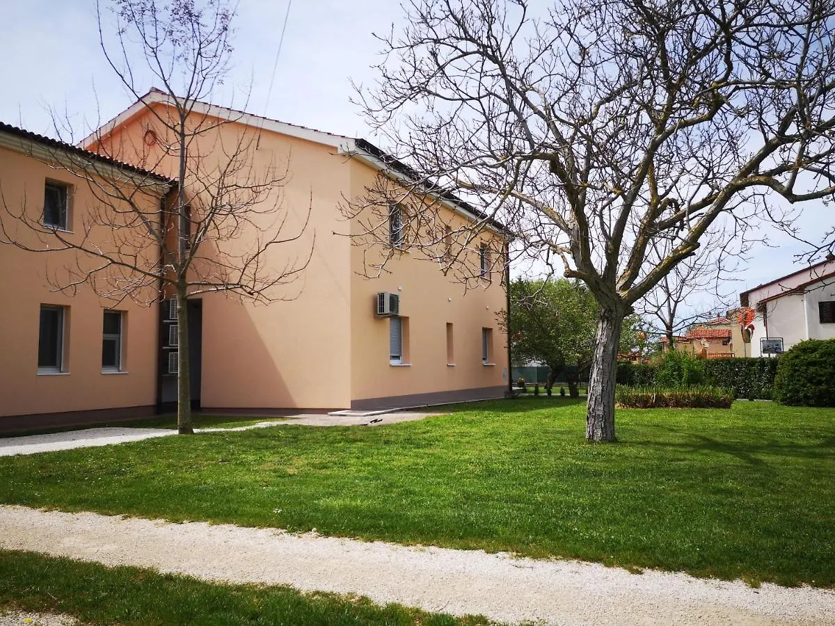 Apartment R & Z-Brand New Family Apartment With A Spacious Yard Fažana