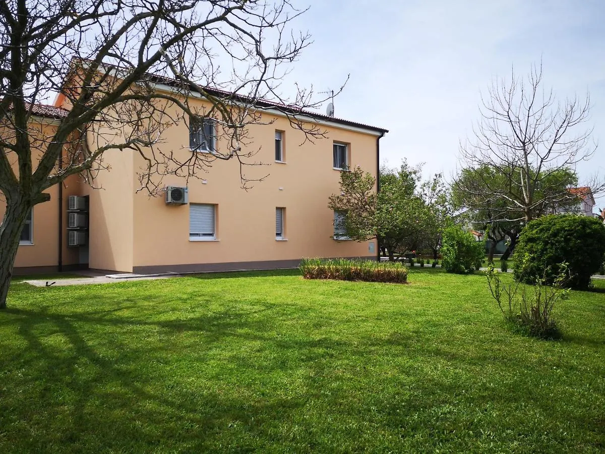 Apartment R & Z-Brand New Family Apartment With A Spacious Yard Fažana