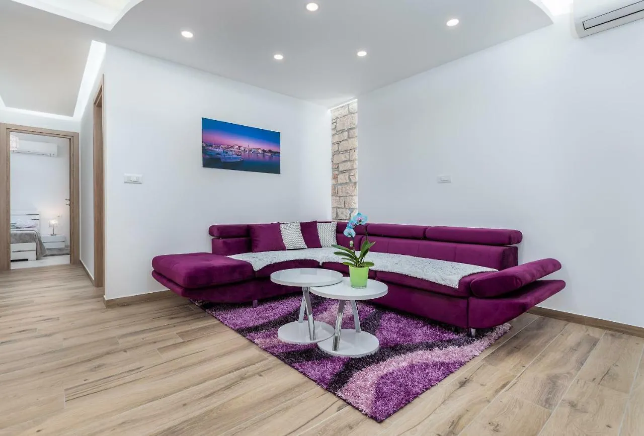 Apartment R & Z-Brand New Family Apartment With A Spacious Yard Fažana