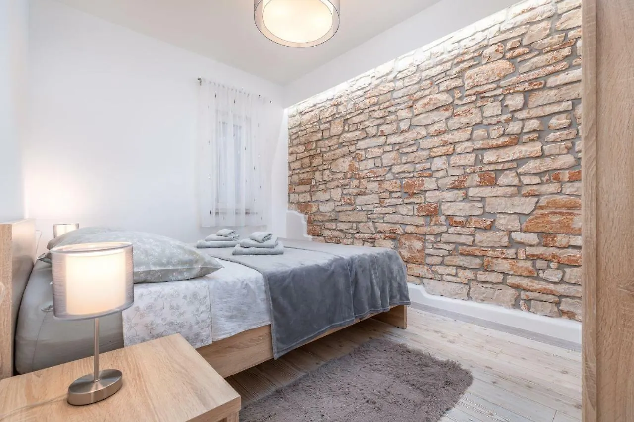Apartment R & Z-Brand New Family Apartment With A Spacious Yard 파자나 크로아티아