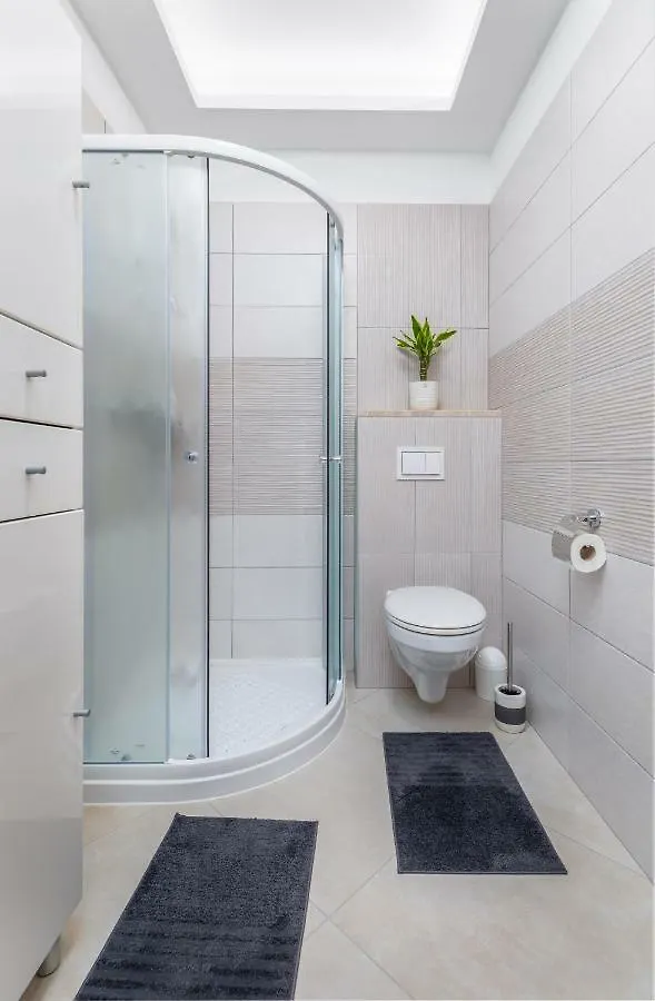 Apartment R & Z-Brand New Family Apartment With A Spacious Yard Fažana
