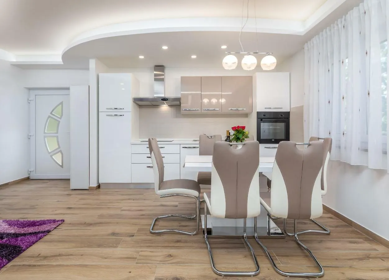 Apartment R & Z-Brand New Family Apartment With A Spacious Yard Fažana