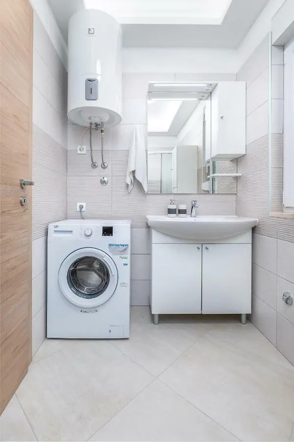 Apartment R & Z-Brand New Family Apartment With A Spacious Yard 파자나